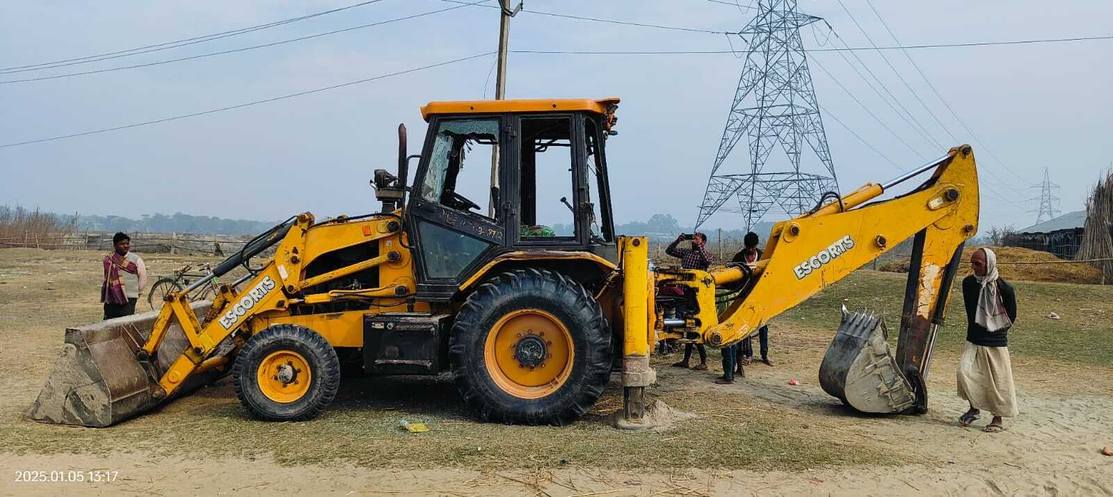 मिट्टी काटने का विरोध करने पर जेसीबी से ठोकर मारकर वृद्धा की हत्या