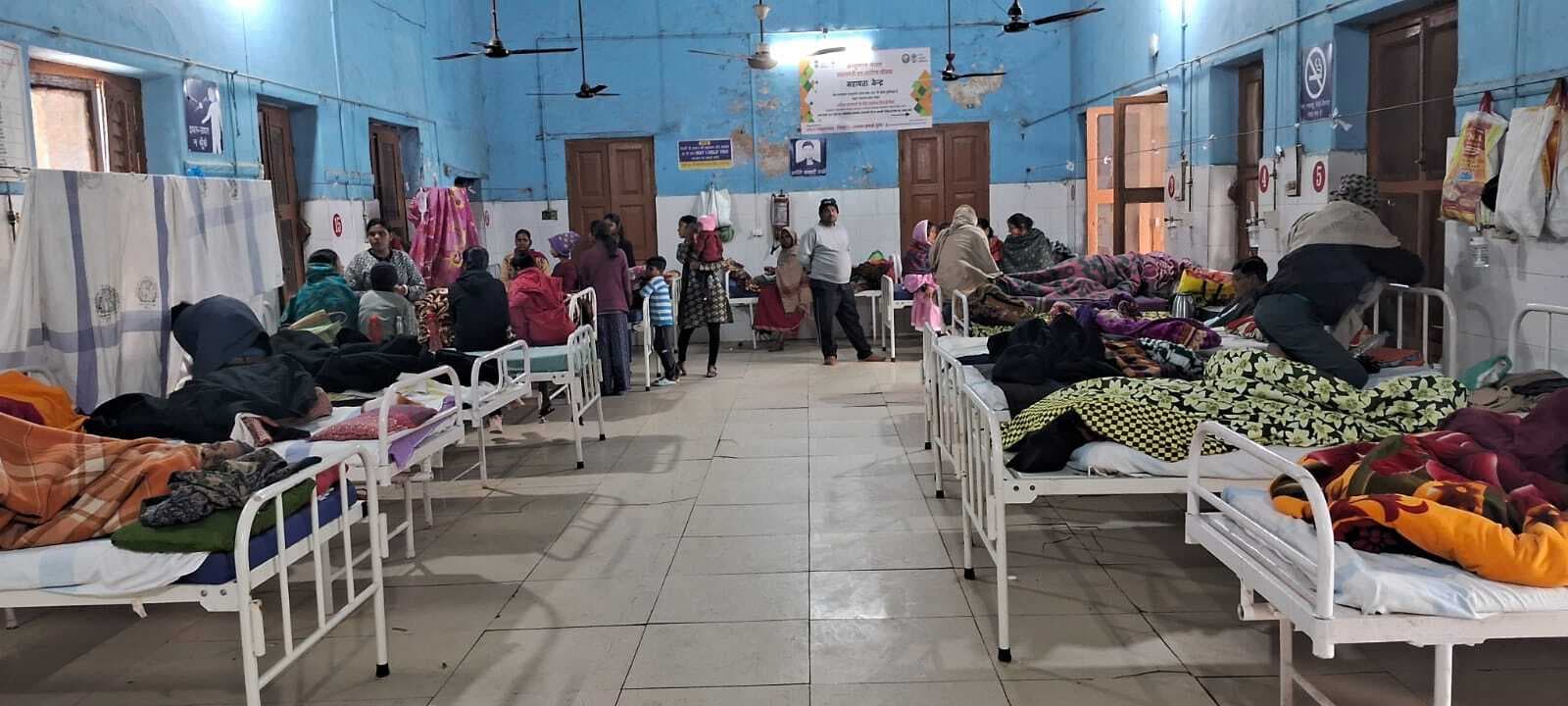 बदहाली. एक पतले कंबल के भरोसे सदर अस्पताल के वार्डों में पूस की रात काट रहे मरीज