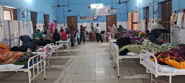 बदहाली. एक पतले कंबल के भरोसे सदर अस्पताल के वार्डों में पूस की रात काट रहे मरीज