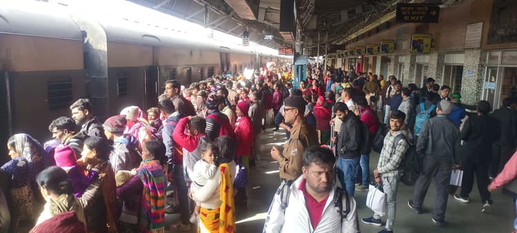 Deoghar News : रेलवे ने सात घंटे लिया ट्रैफिक ब्लॉक, 14 ट्रेनें रहीं रद्द