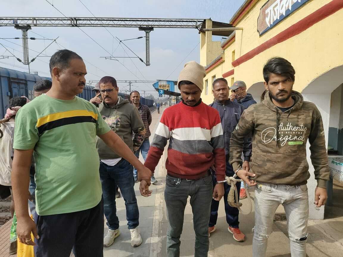 आरपीएफ ने आसनसोल के दो बदमाशों को बाघ एक्सप्रेस से पकड़ा, पुलिस की वर्दी में करते थे लूटपाट