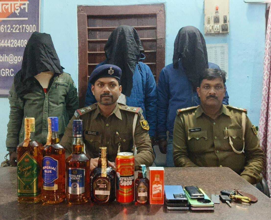 पुलिस ने डाक पार्सल वैन से 969 लीटर शराब किया बरामद