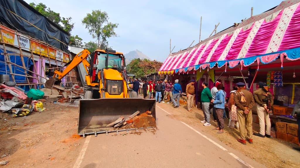 अवैध कब्जे पर चला प्रशासन का बुलडोजर, वसूला गया 10000 जुर्माना