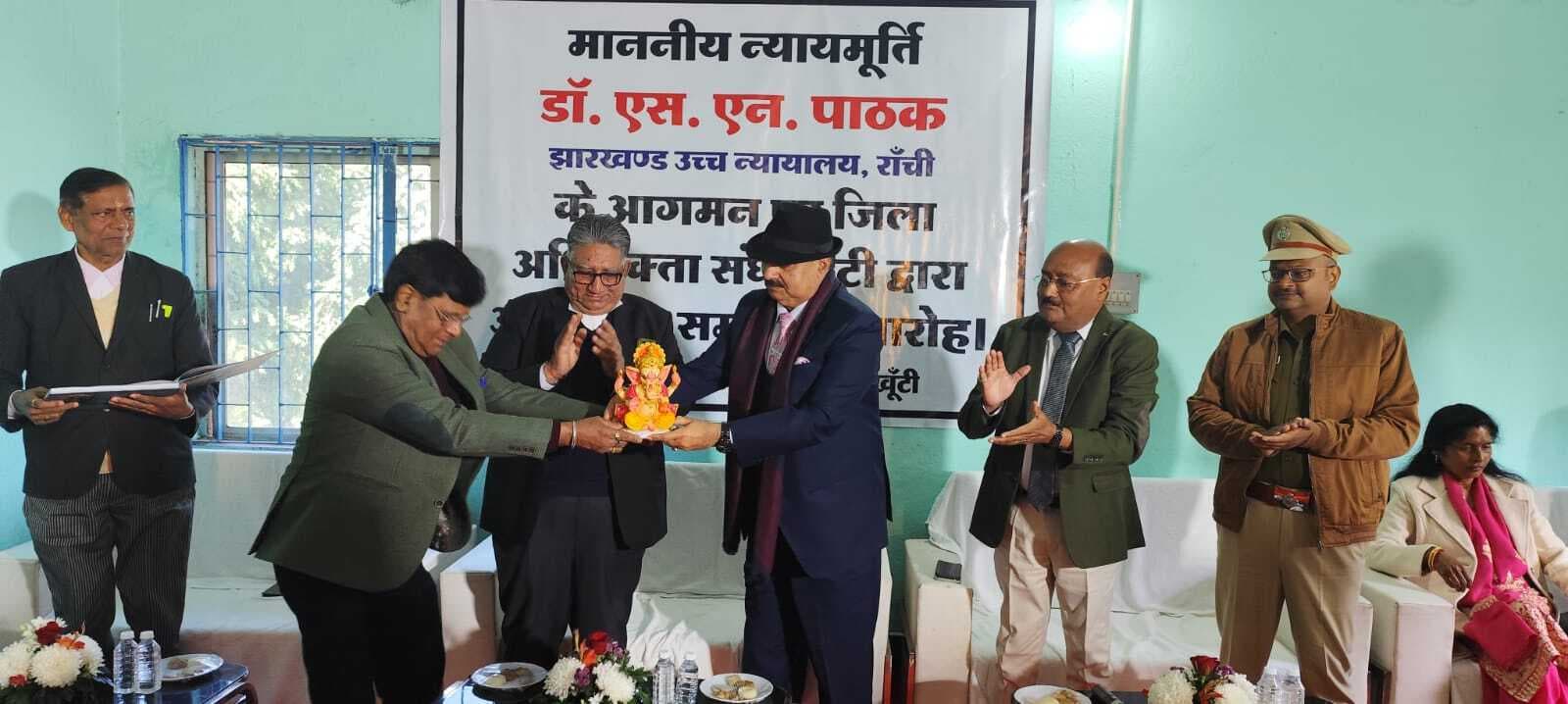 अधिवक्ता को मान-सम्मान से कभी समझौता नहीं करना चाहिए : न्यायमूर्ति