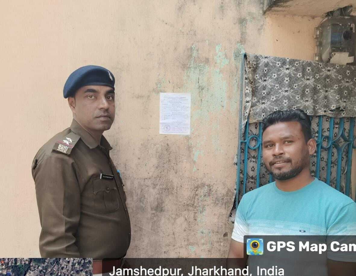 Jamshedpur News : गोलमुरी पुलिस ने फरार आरोपी के घर चस्पाया इश्तेहार