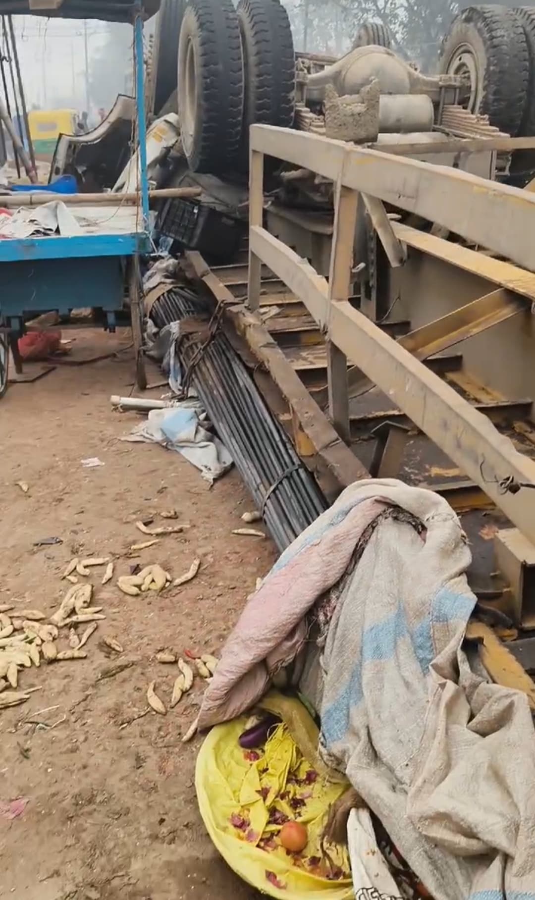 गौरीचक में कोहरे में छड़ लगा ट्रेलर पलटा, कई दुकानें हुईं क्षतिग्रस्त