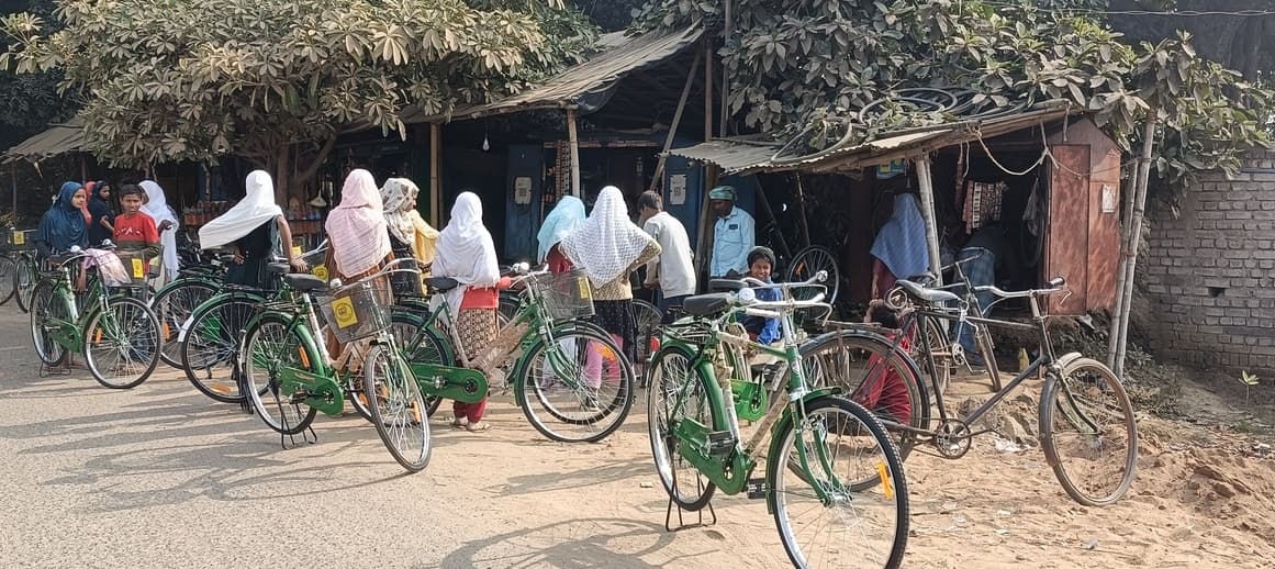 बच्चे कैसे पहुंचेंगे स्कूल, थमा दी गयी पंचर और चैन टूटी साइकिलें