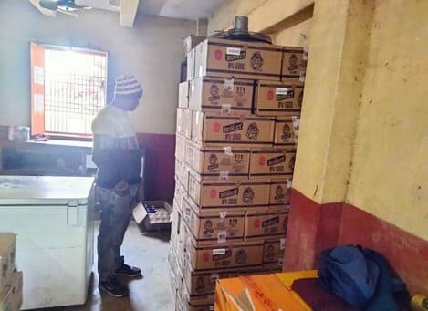 रजौन शराब दुकान से आठ पेटी शराब, 72 हजार रुपये नकद व बाइक की लूट