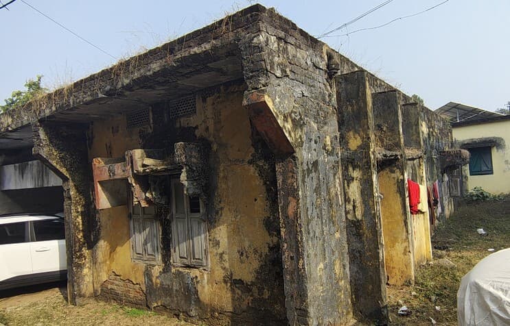 स्वास्थ्य केंद्र परिसर के पुराने जर्जर भवन से कभी भी हो सकती है दुर्घटना