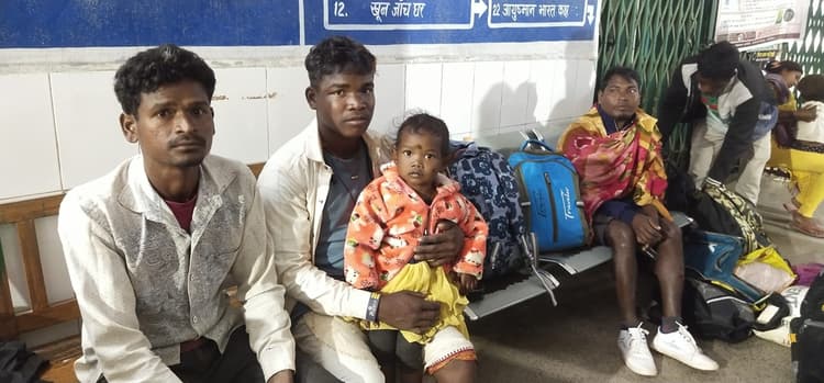 Chaibasa News : बोड़दा पुल की रेलिंग से टकरायी टाटा मैजिक, नौ घायल