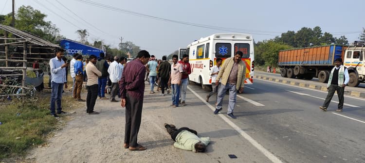 East Singhbhum : भूमिपूजन कार्यक्रम से पैदल लौट रहे बुजुर्ग को बाइक ने मारी टक्कर, मौत