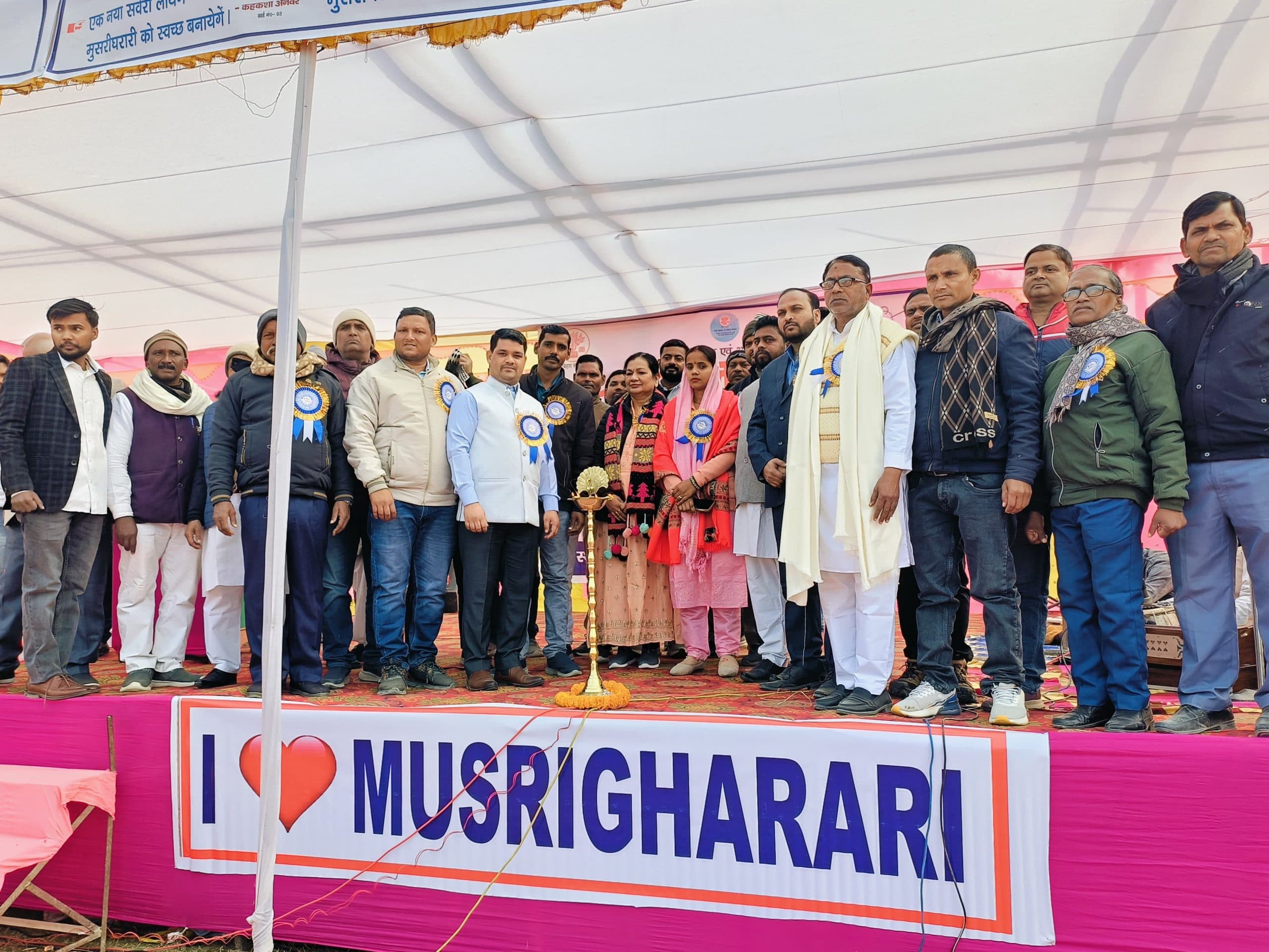 स्वच्छता सेवा के समापन पर पुरस्कृत किये गये बच्चे व पार्षद