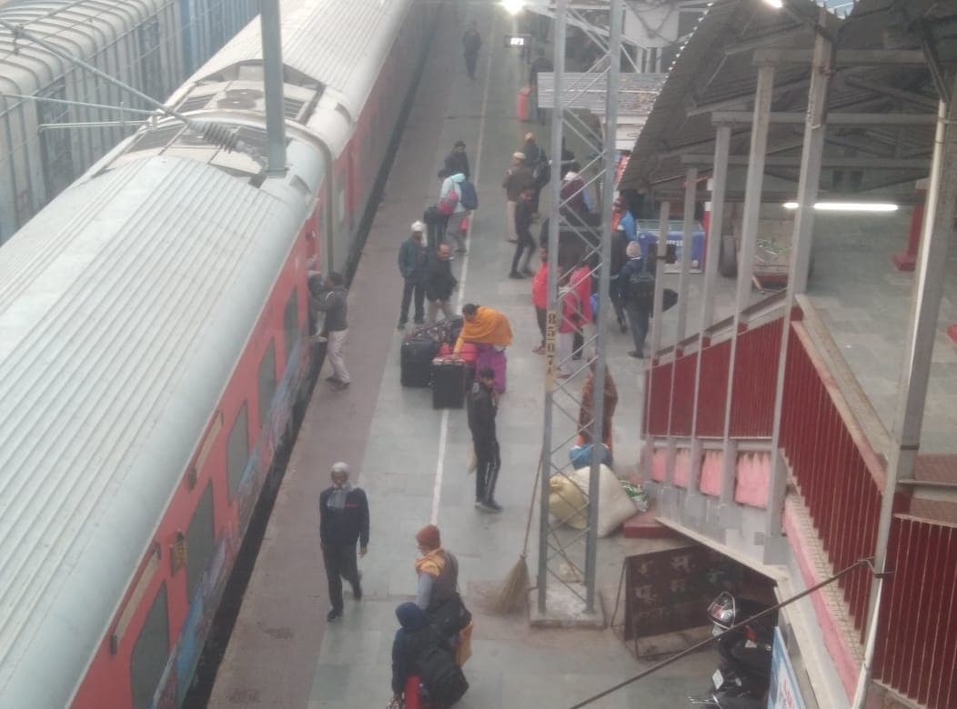 कुहासे ने रोकी महानगरों से आने वाली ट्रेनों की रफ्तार