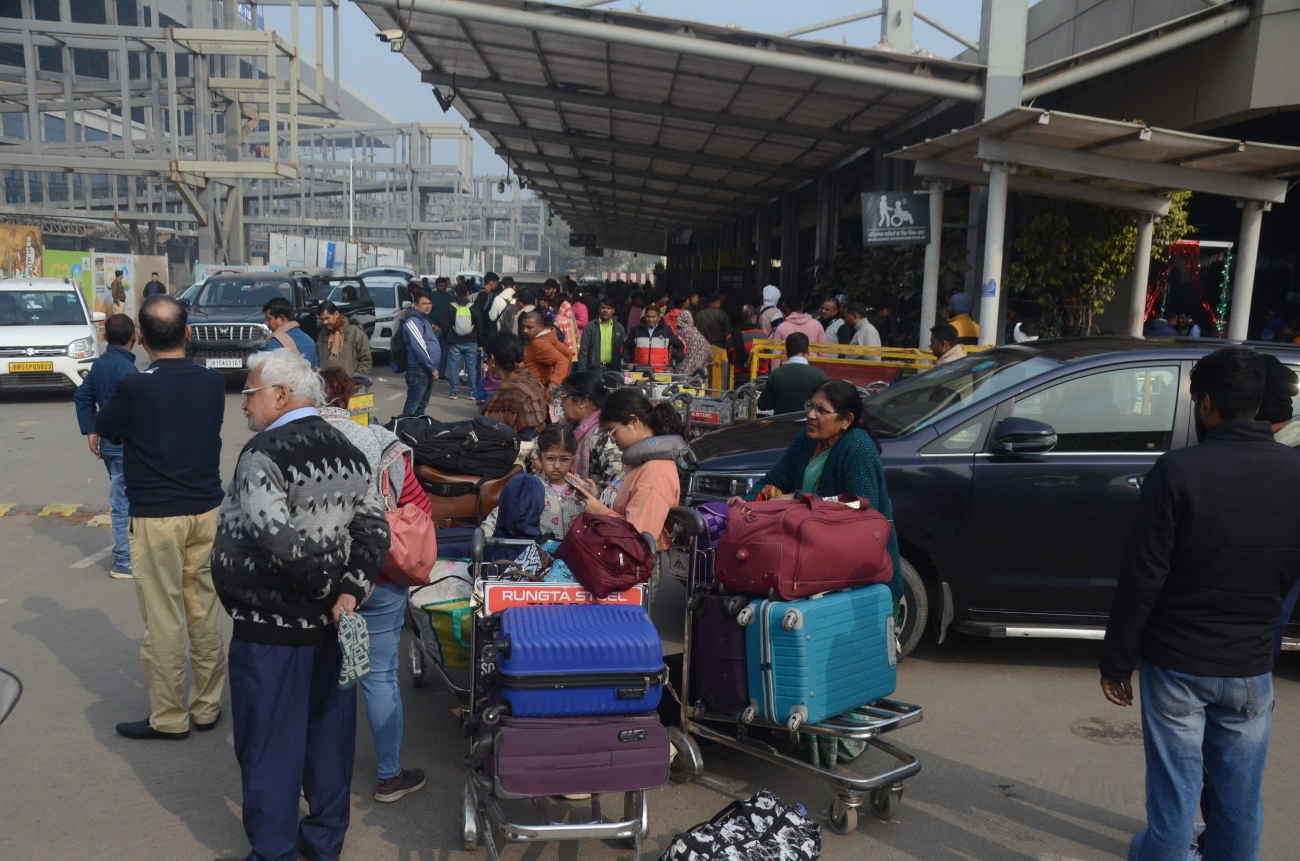 पटना एयरपोर्ट पर तीन जोड़ी फ्लाइट रद्द, देर से आये और गये 12 विमान