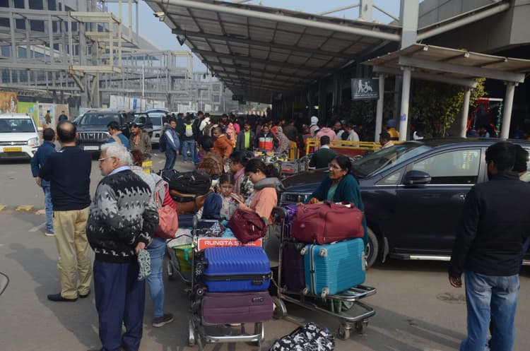 पटना एयरपोर्ट पर तीन जोड़ी फ्लाइट रद्द, देर से आये और गये 12 विमान