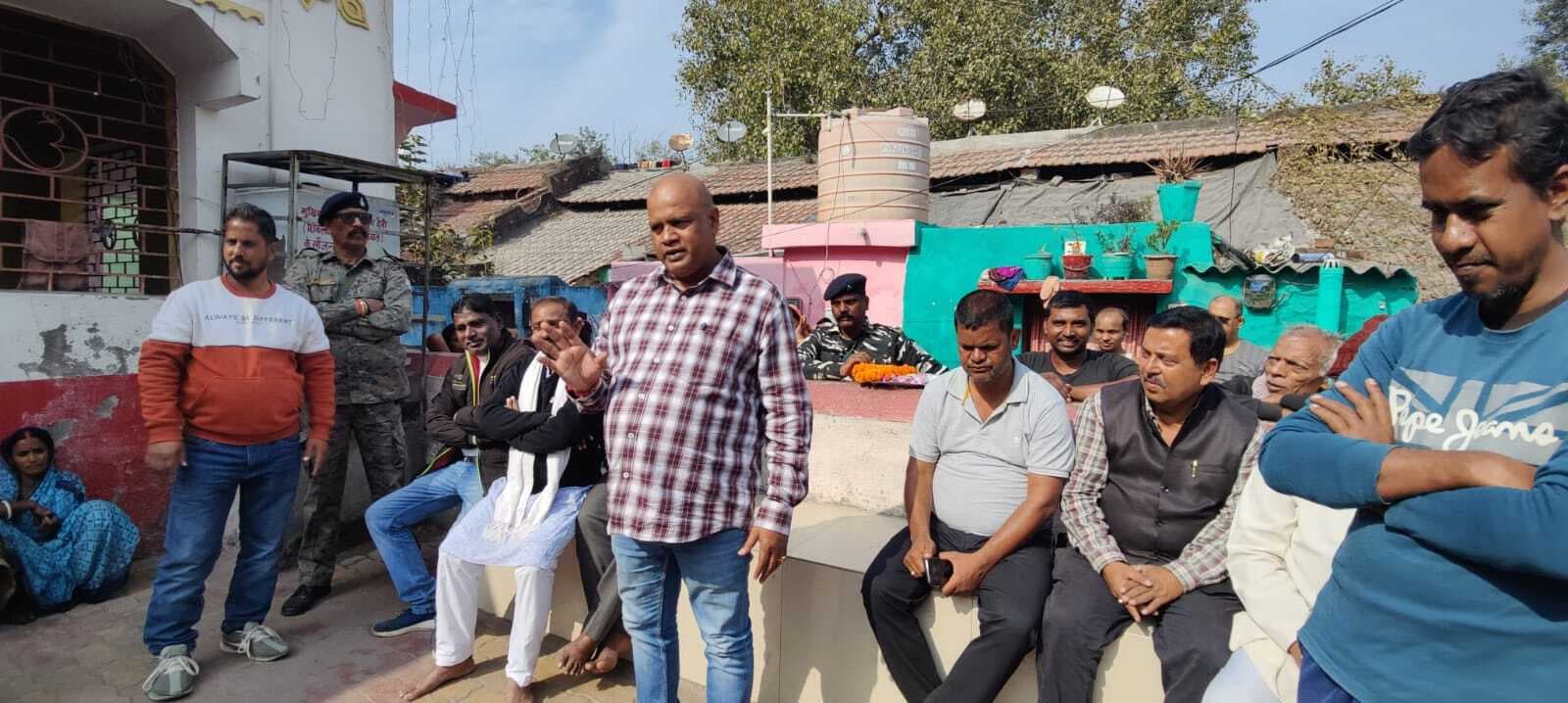 Dhanbad News: फ्रेट कॉरिडोर के प्रभावितों से मिले विधायक, दिया भरोसा