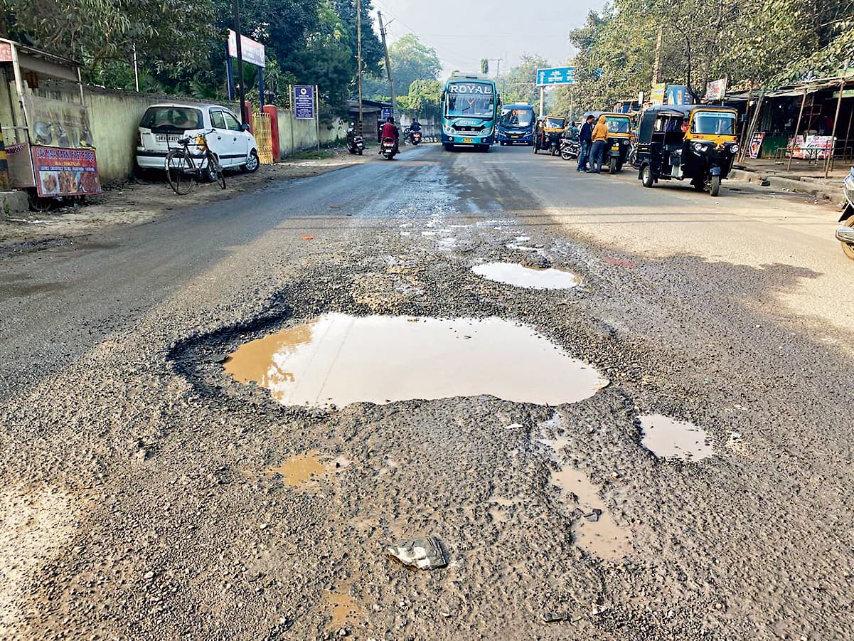 Rourkela News: हाकिम बदले, हुकूमत बदली, पर राउरकेला-बंडामुंडा सड़क की हालत नहीं, लोगों में नाराजगी