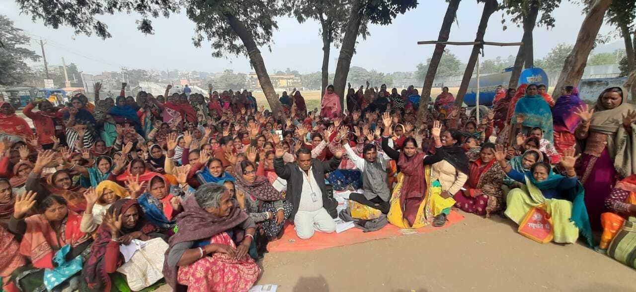 Bhagalpur news रसोइया संघ ने बीआरसी कार्यालय के सामने बैठक कर किया प्रदर्शन