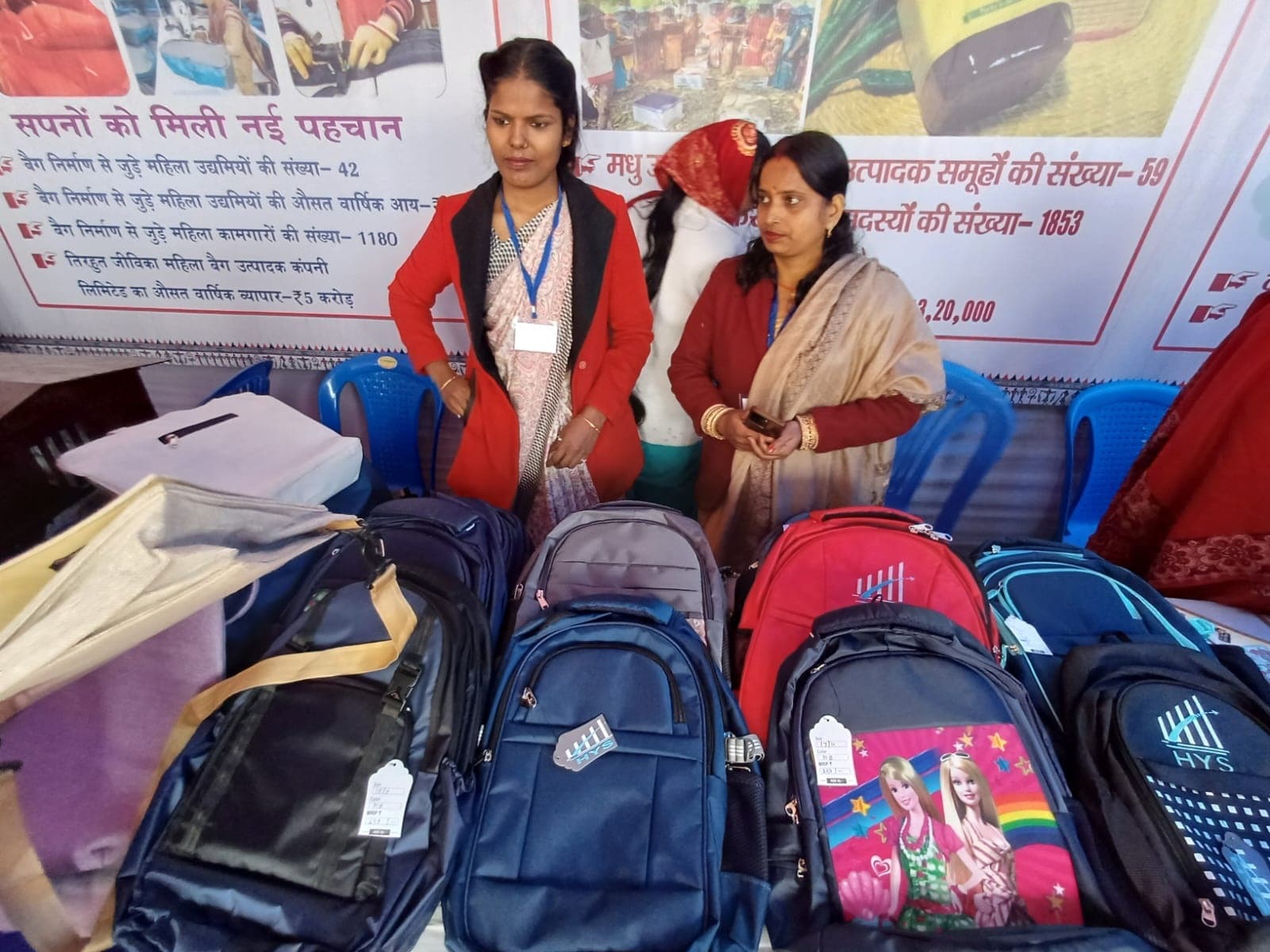 महिलाएं गांव से निकल कर आत्मनिर्भर हो रहीं