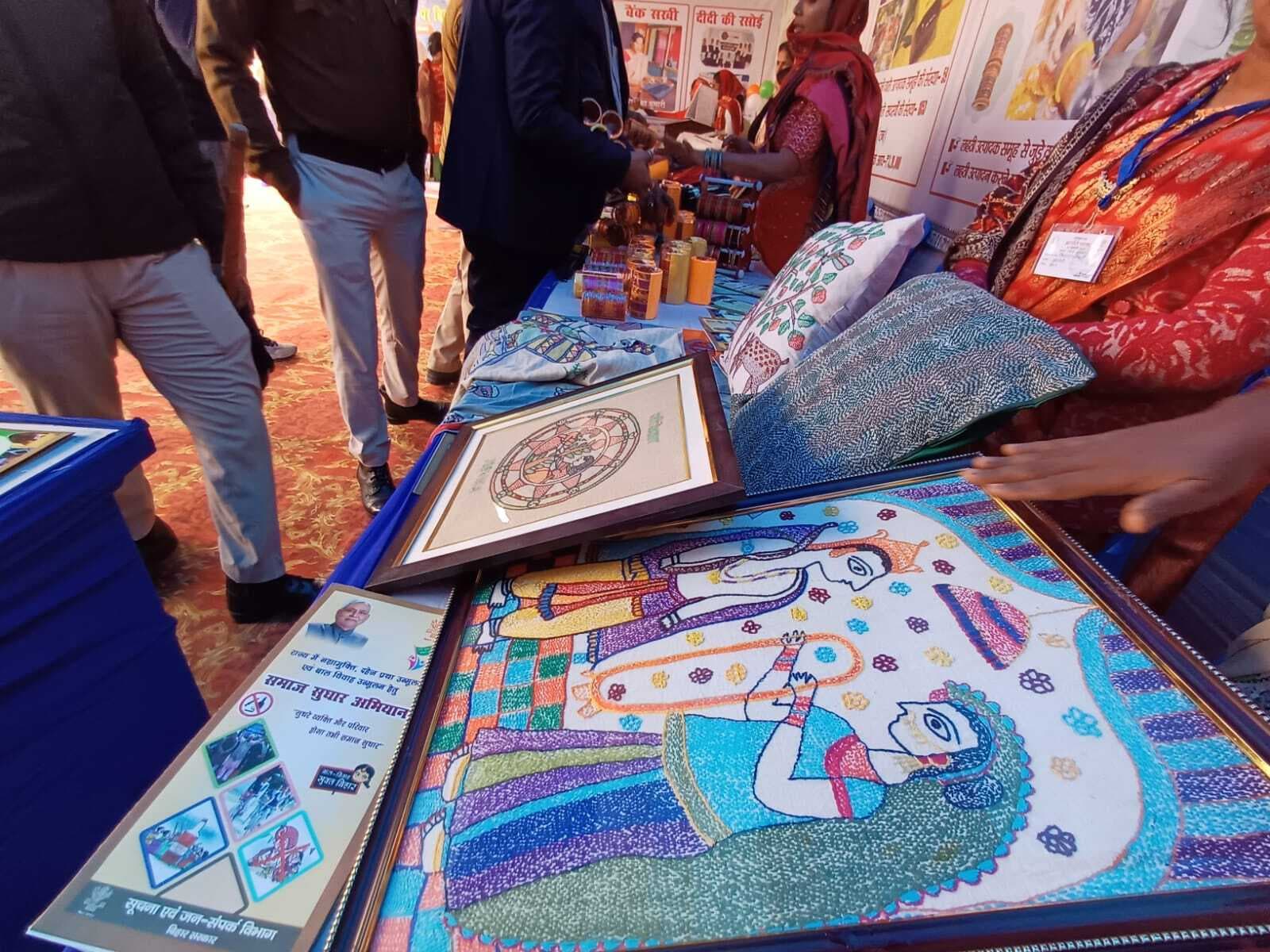 सुजनी कला देख मुग्ध रह गए सीएम, दीदियों की कला को सराहा