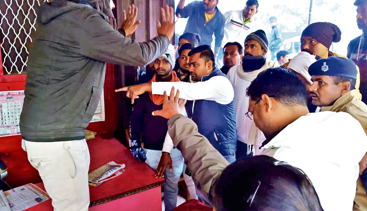 सरैंया में अवैध आरा मशीन पर वन विभाग की छापेमारी