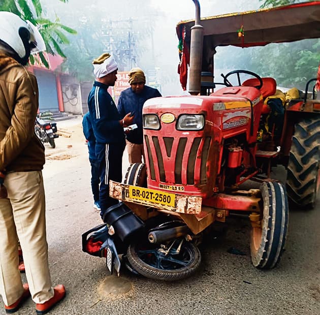 Gaya News : बेलगाम ट्रैक्टर ड्राइवर ने मारा धक्का, बाइक को रौंदा