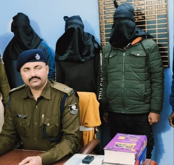 वारिसलीगंज में तीन साइबर आरोपित गिरफ्तार