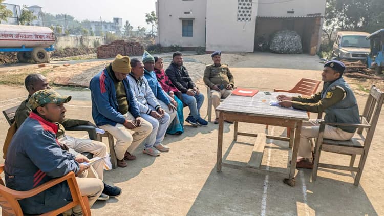 क्राइम कंट्रोल में चौकीदारों व विकास मित्रों की भूमिका महत्वपूर्ण : थानाध्यक्ष