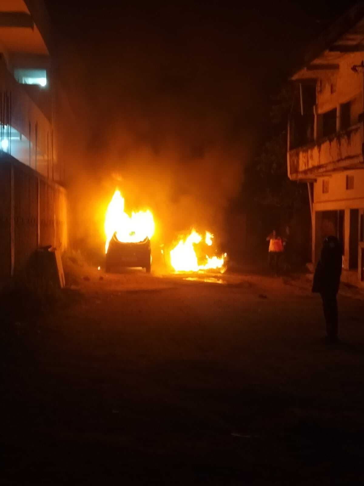 Giridih News: दो कारों में शरारती तत्वों ने लगायी आग