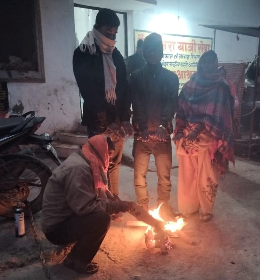 Darbhanga News: शीतलहर से जनजीवन बेपटरी, घर के अंदर भी कंपा रही कड़ाके की ठंड