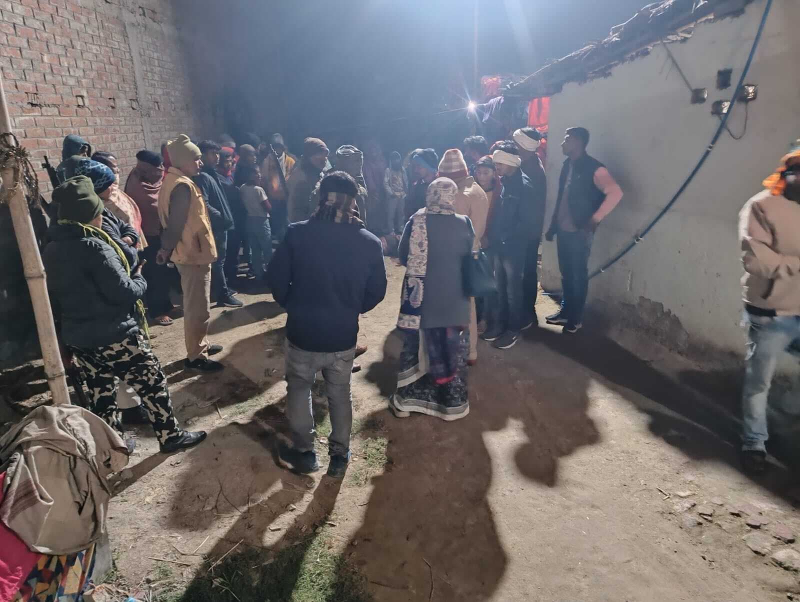 घर के दरवाजे पर आग ताप रहे युवक की गोली मार कर हत्या, आक्रोशित ने किया सड़क जाम