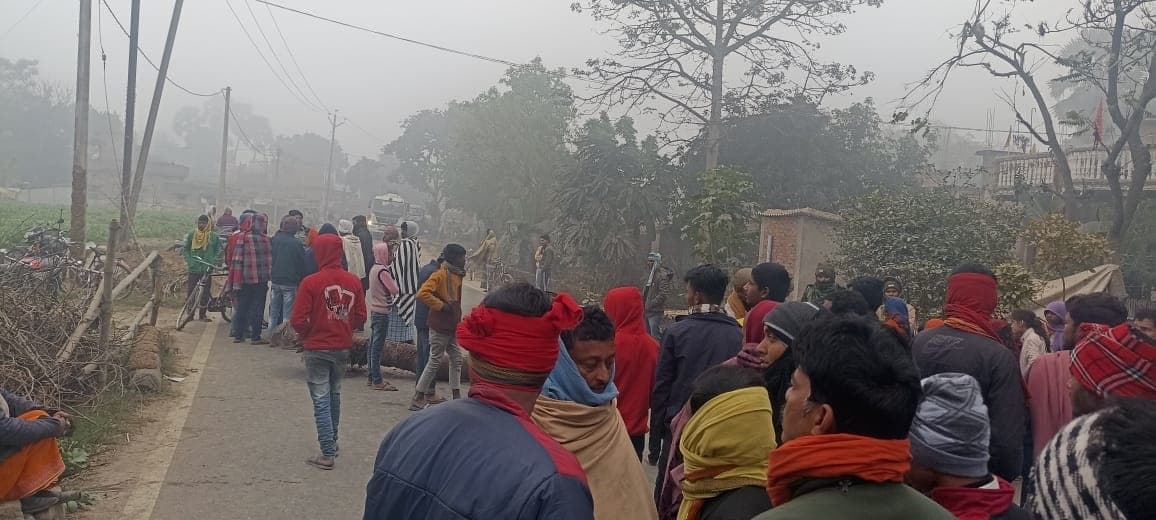 ट्रक की ठोकर से एक की मौत, दूसरा जख्मी, सड़क जाम