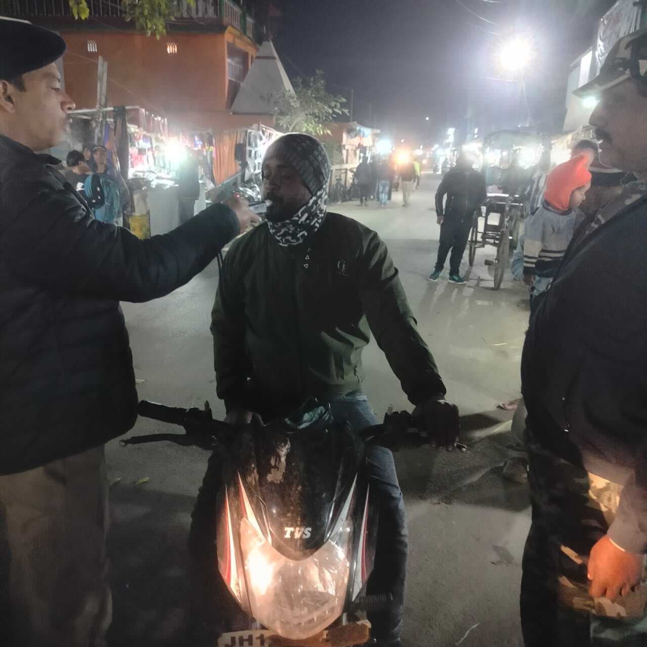 ड्रिंक एंड ड्राइव के तहत वाहन चालकों की हुई जांच