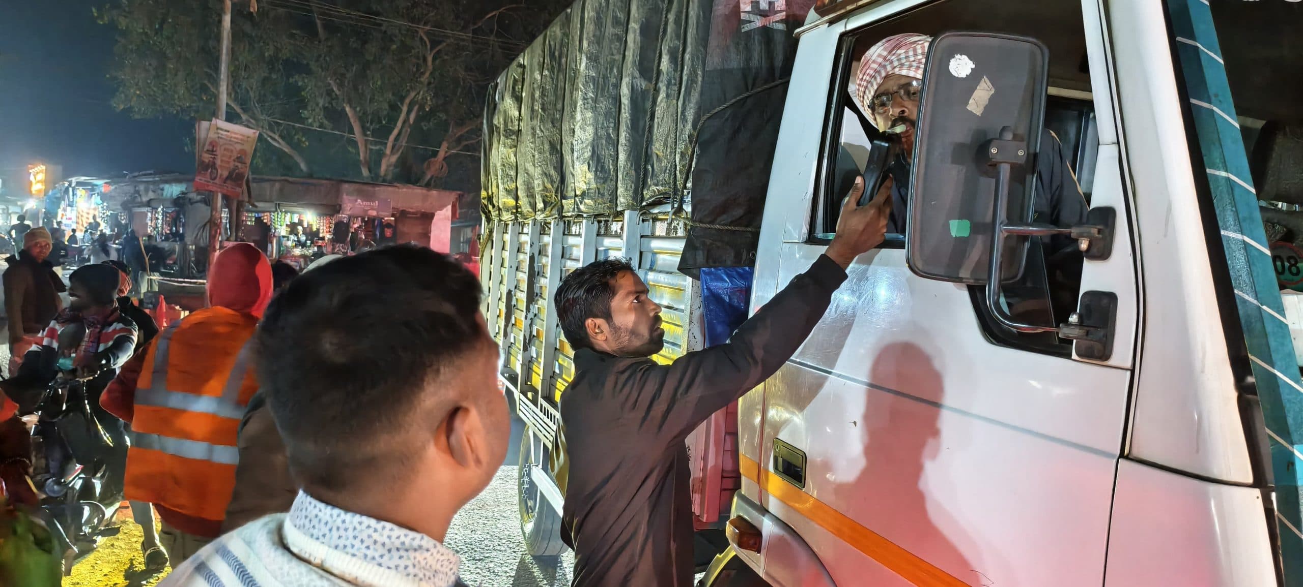 ब्रेथ एनालाइजर से वाहन चालकों की गयी जांच