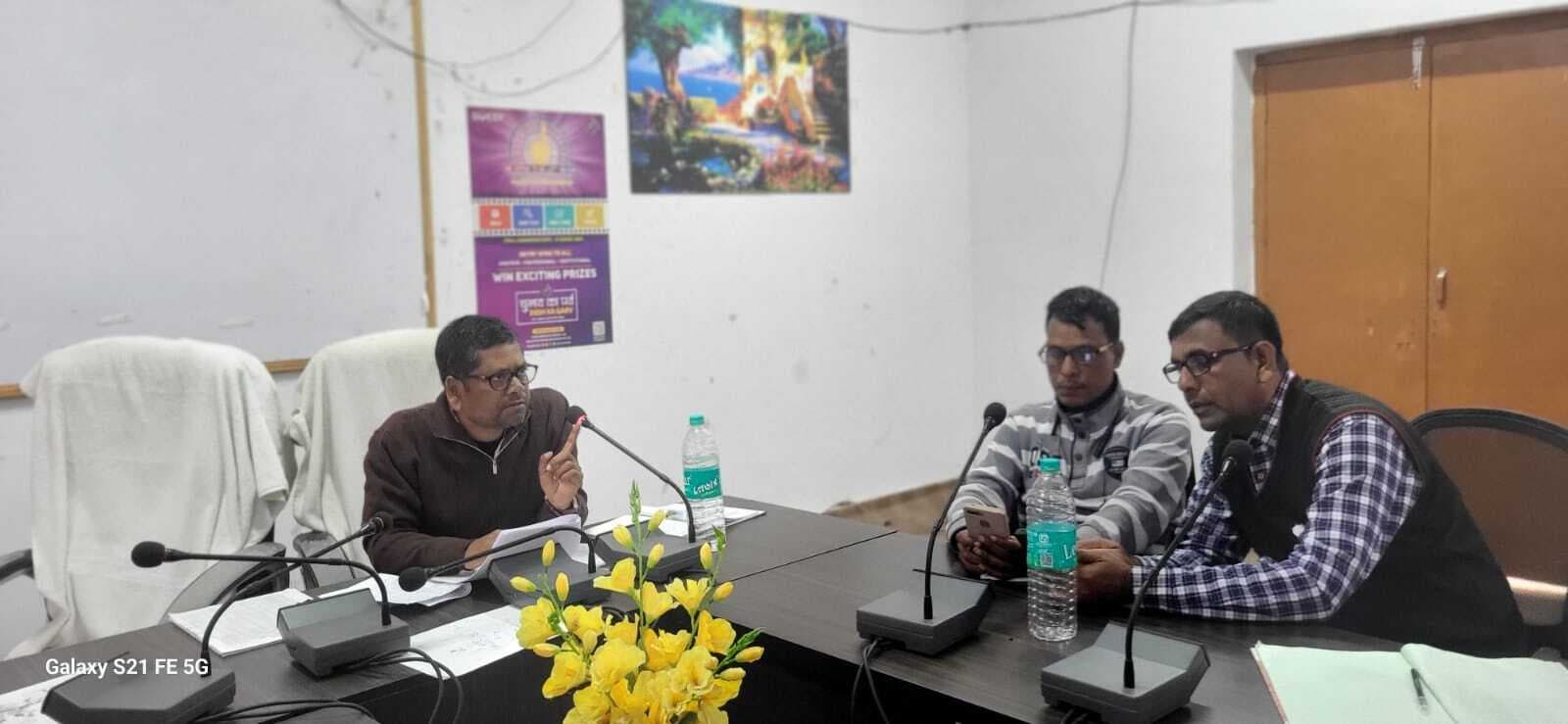 बैठक में अनुपस्थित तीन डीलरों को शो-कॉज