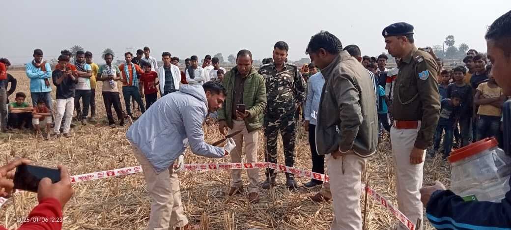 धारदार हथियार से युवक की हत्या, खेत में पड़ा मिला शव