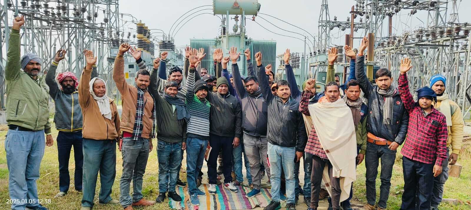 11 सूत्री मांगों को ले प्रोग्रेसिव इलेक्ट्रिक वर्कर्स यूनियन के सदस्यों ने दिया धरना