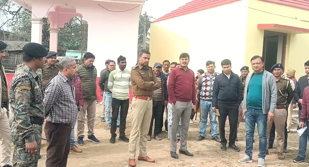 डीएम व एसपी ने बलुआ पंचायत में चल रहे योजनाओं का किया निरीक्षण
