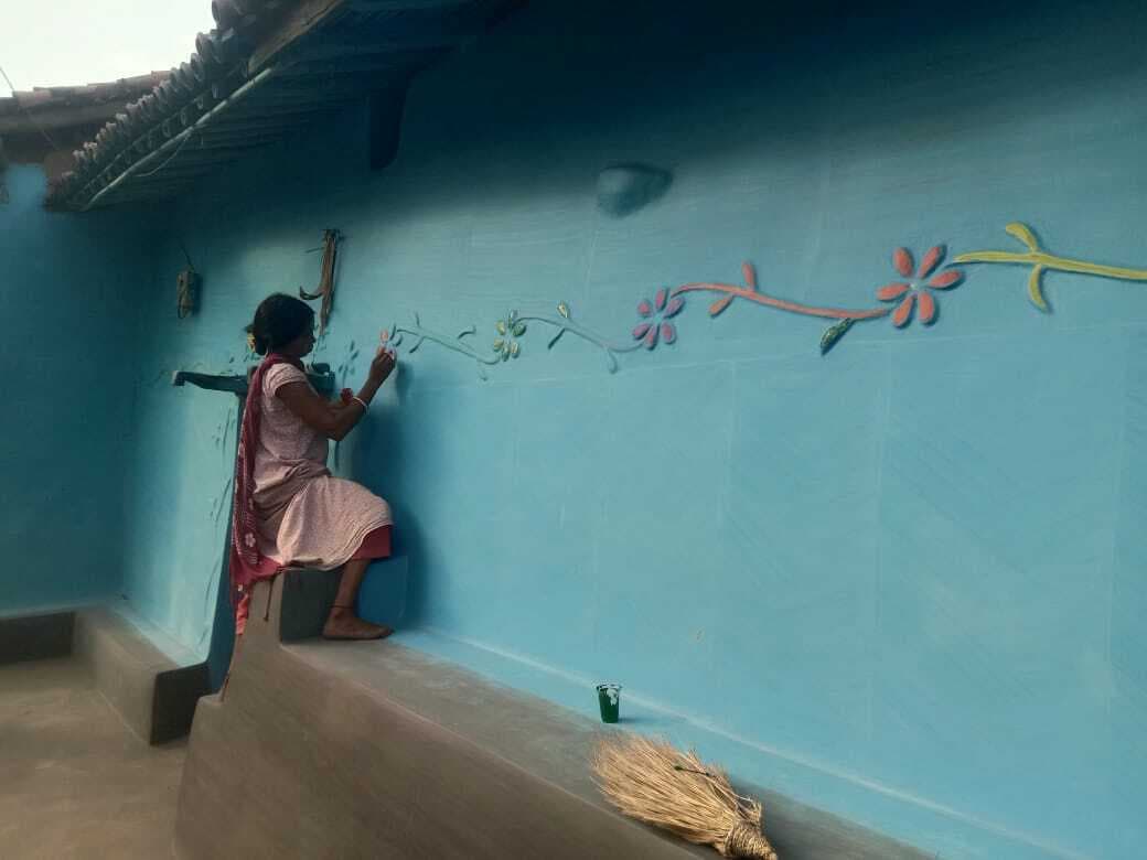 सोहराय पर्व को लेकर घरों की रंगाई-पुताई में जुटे लोग