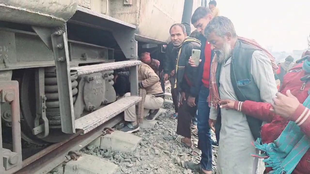 ट्रेन के नीचे फंसी महिला, 35 मिनट रेस्क्यू ऑपरेशन चलाकर महिला की बचायी गयी जान