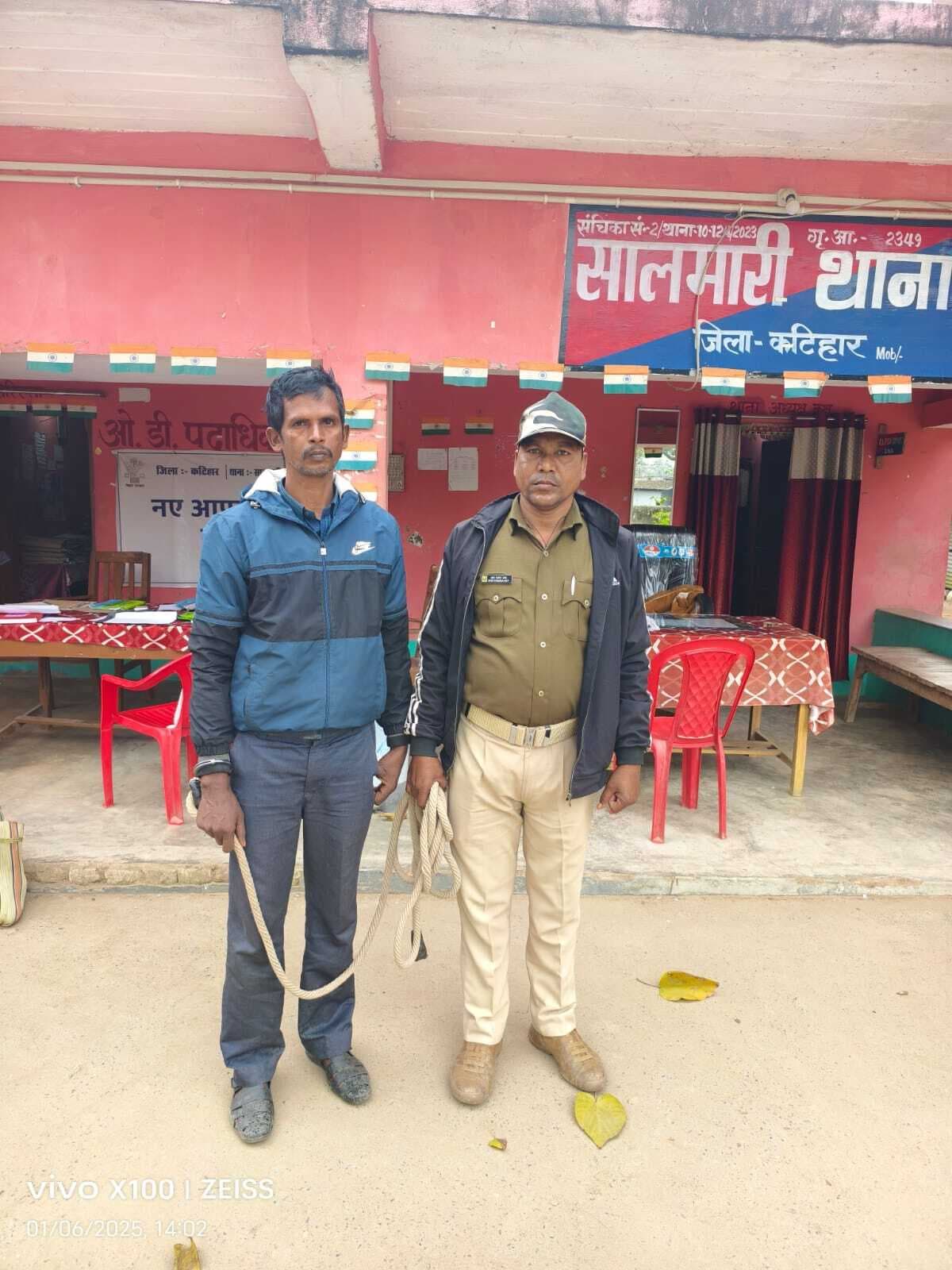 सालमारी पुलिस ने देसी शराब के साथ तस्कर को किया गिरफ्तार