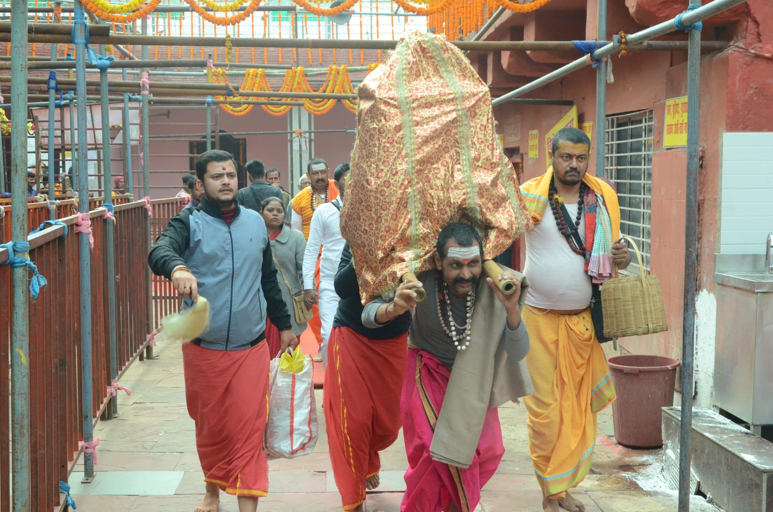 Deoghar news : मां शाकंभरी की प्रतिमा स्थापित कर शुरू हुई पूजा, पट खुलते ही उमड़े भक्त