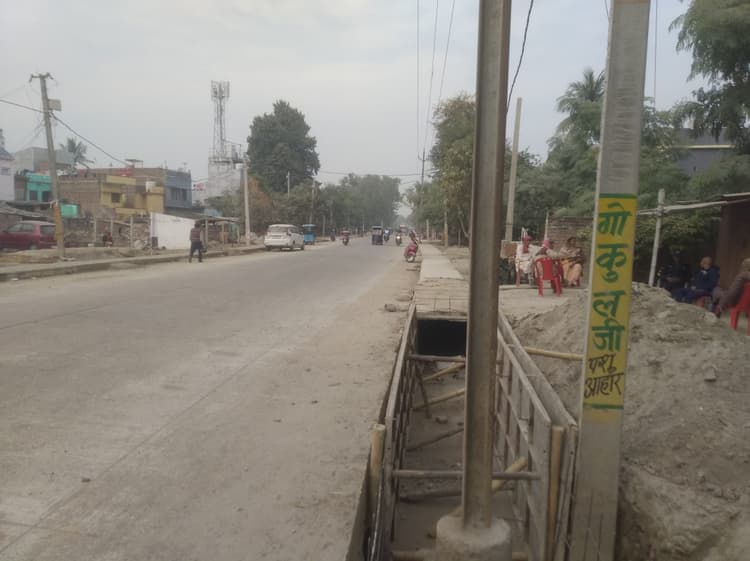 बिना विद्युत पोल हटाये हो गयी नाला की ढलाई, ग्रामीणों में आक्रोश