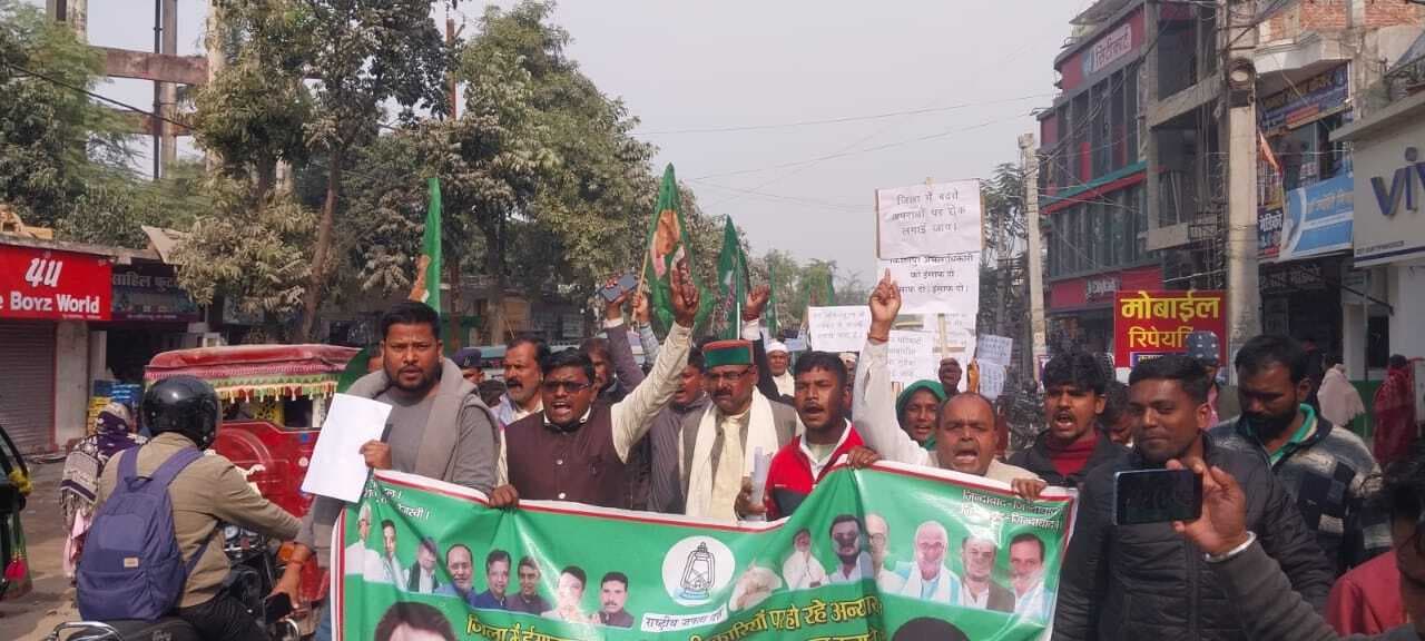 विभिन्न मांगों के समर्थन में राजद अति पिछड़ा प्रकोष्ठ कार्यकर्ताओं ने निकाला आक्रोश मार्च, डीएम को सौंपा ज्ञापन