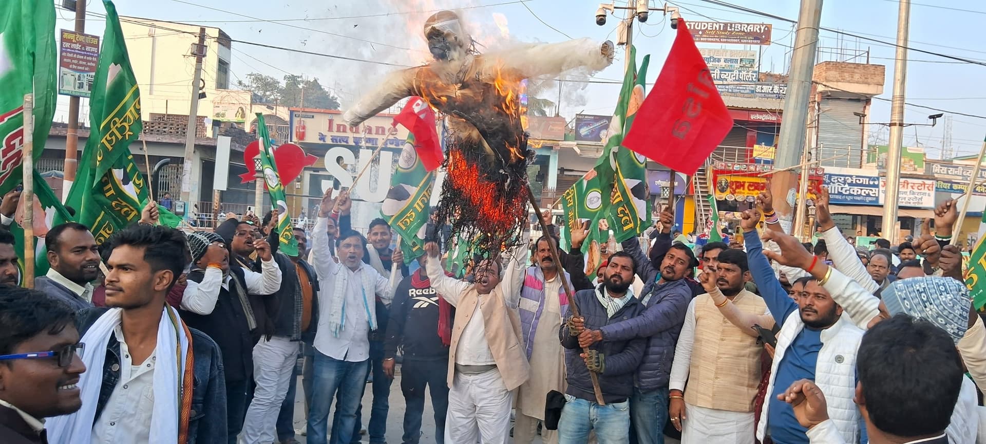 परीक्षा पेपर लीक मामले को लेकर युवा छात्र महागठबंधन के बनैर तले निकाला गया प्रतिरोध मार्च, सीएम का किया पुतला दहन
