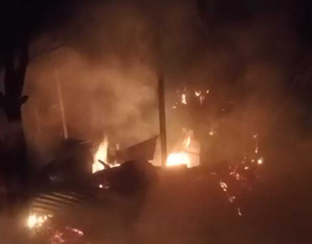 चनामना में पुआल की ढेर में लगी आग, दो घर जले