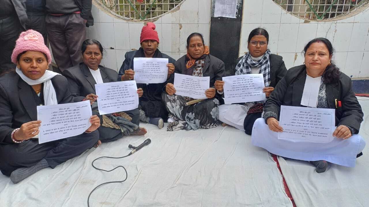 अपमानजनक टिप्पणी के विरोध में महिला अधिवक्ताओं ने दिया धरना, किया प्रदर्शन