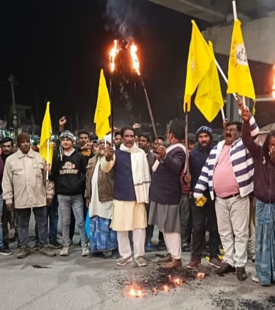 प्रशांत किशोर की गिरफ्तारी से नाराज जन सुराज पार्टी के कार्यकर्ताओं ने निकाला मशाल जुलूस