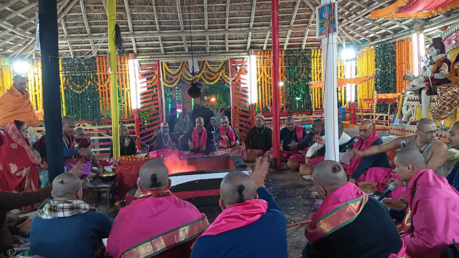 Deoghar news : 25 वैदिक कर रहे हैं हवन, शाम में प्रस्तुत किये गये भजन