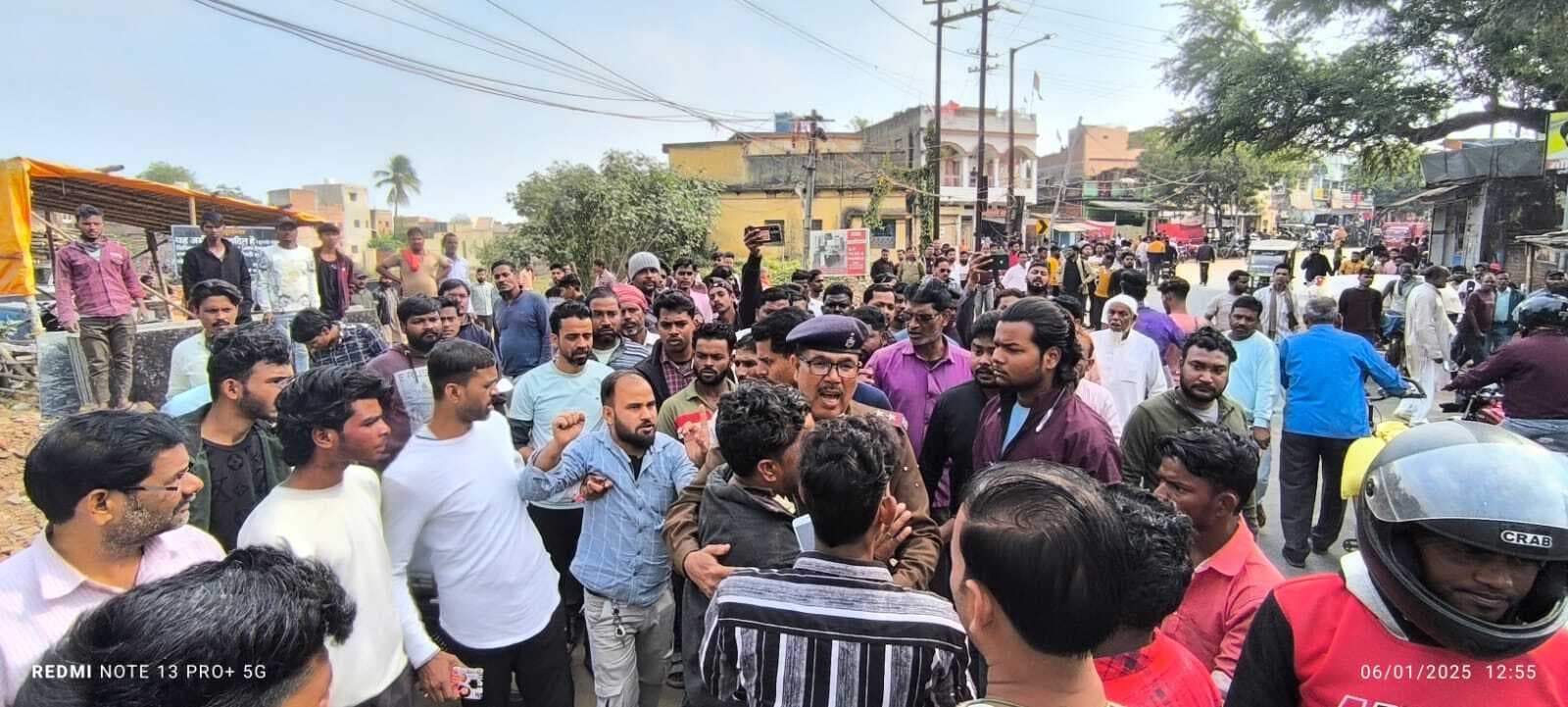 बाइक से बाजार के लिए निकली महिला की ट्रक से कुचलकर मौत